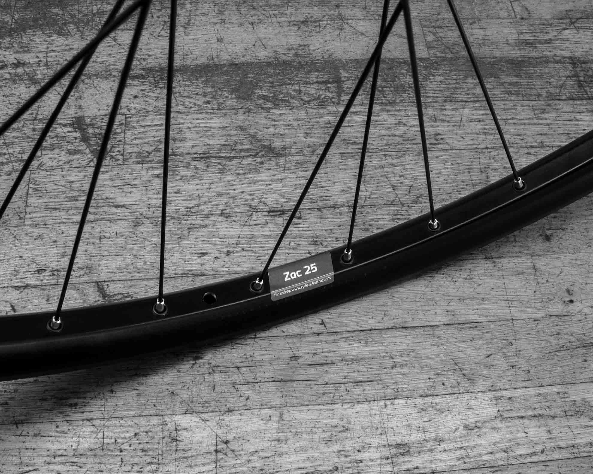 Roue à la carte composée avec une jante Ryde ZAC25